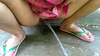 Desi village bhabhi XXX  pissing expose porn video
